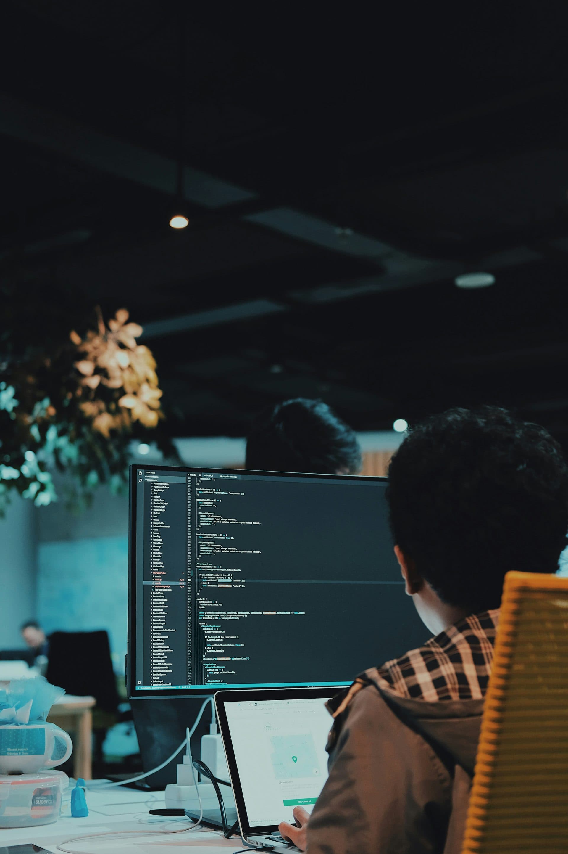 Développeur devant son écran de code