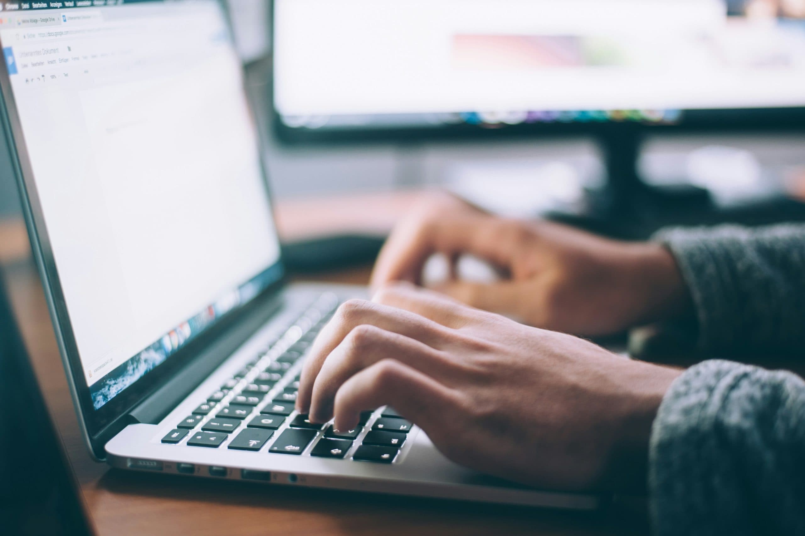 Mains sur le clavier d'un ordinateur portable